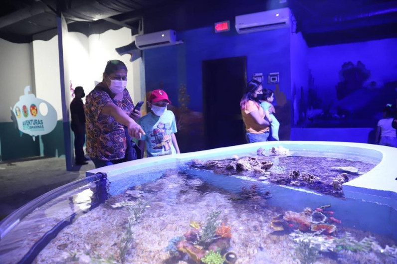 Familias disfrutan del acuario y zoológico de Nuevo Laredo