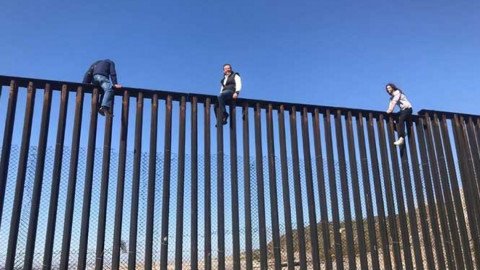 Diputado del PRI escala el muro fronterizo en Tijuana