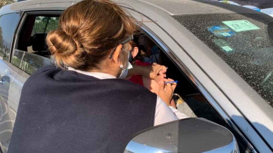 Inicia vacunación en Drive Thrue con largas filas