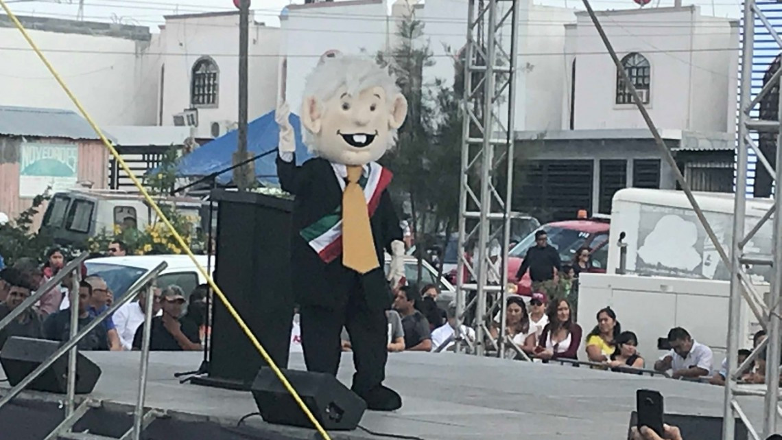 Promete López Obrador mayores oportunidades laborales y de educación para los jóvenes