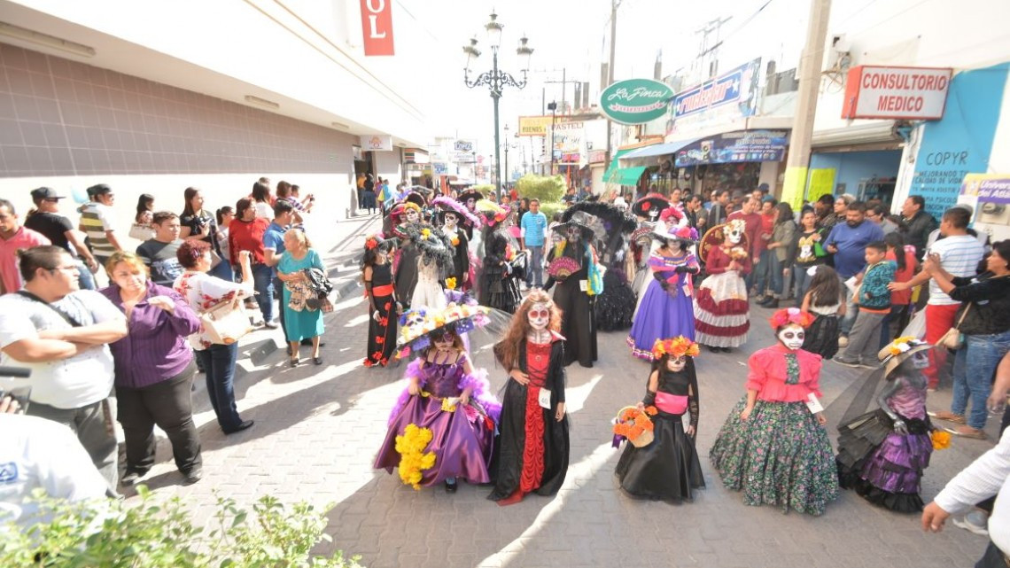 Celebran más de 2 mil personas el "Día de Muertos"