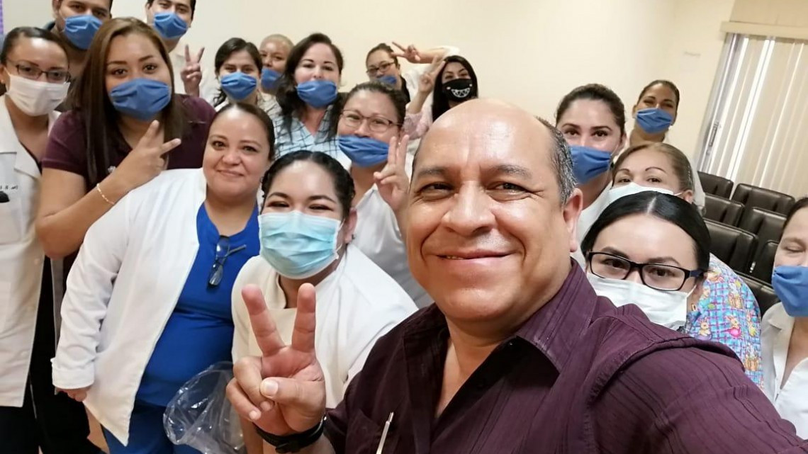 Cristianos elaboran y donan mascarillas a personal médico