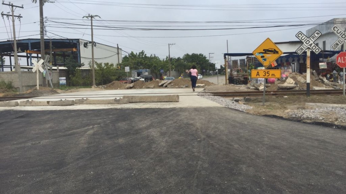 Rehabilitan cruces del ferrocarril.