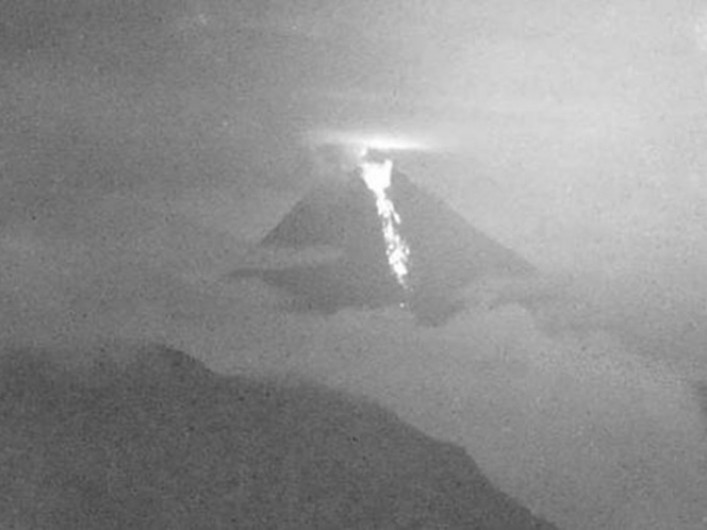 Volcán Sangay hace erupción