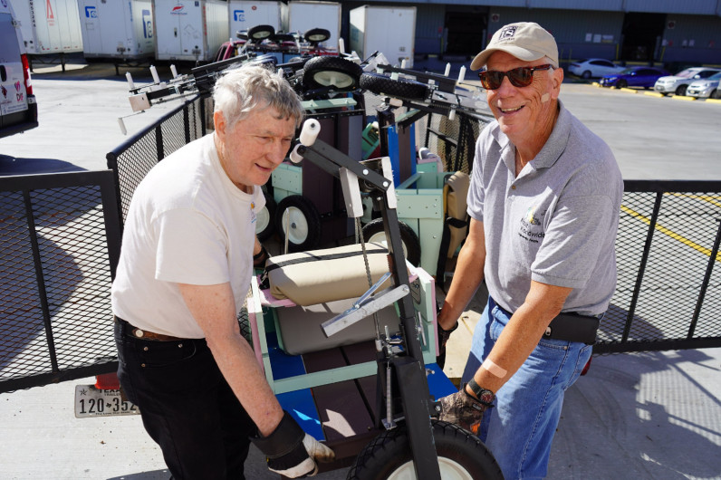 Sistema DIF recibe donación de 50 carros de movilidad para personas con discapacidad
