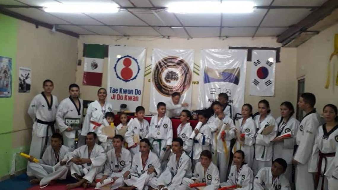 Regalan becas de taekwondo a niños de escasos recursos 