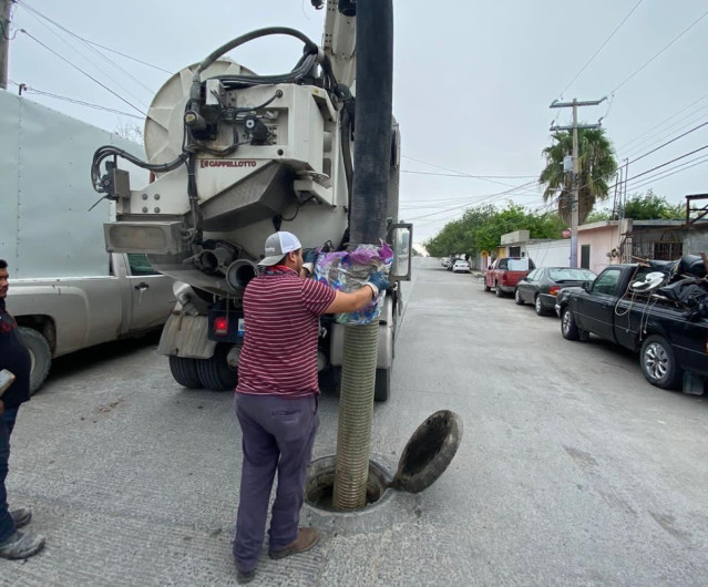 Atiende Gobierno de Reynosa reportes del drenaje sanitario