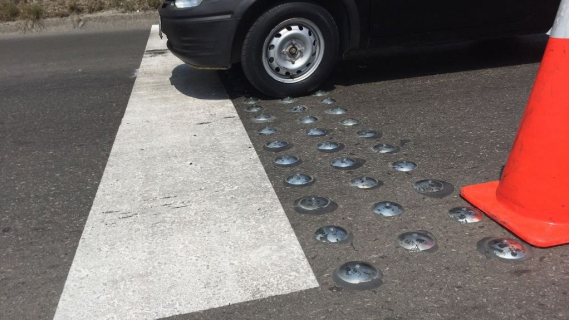 Colocan vibradores en Av. de la industria, para reducción de velocidad