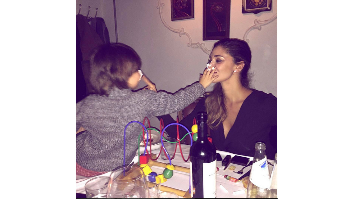 Ex "Playmate" escandaliza por dar lengüetazo a su hijo