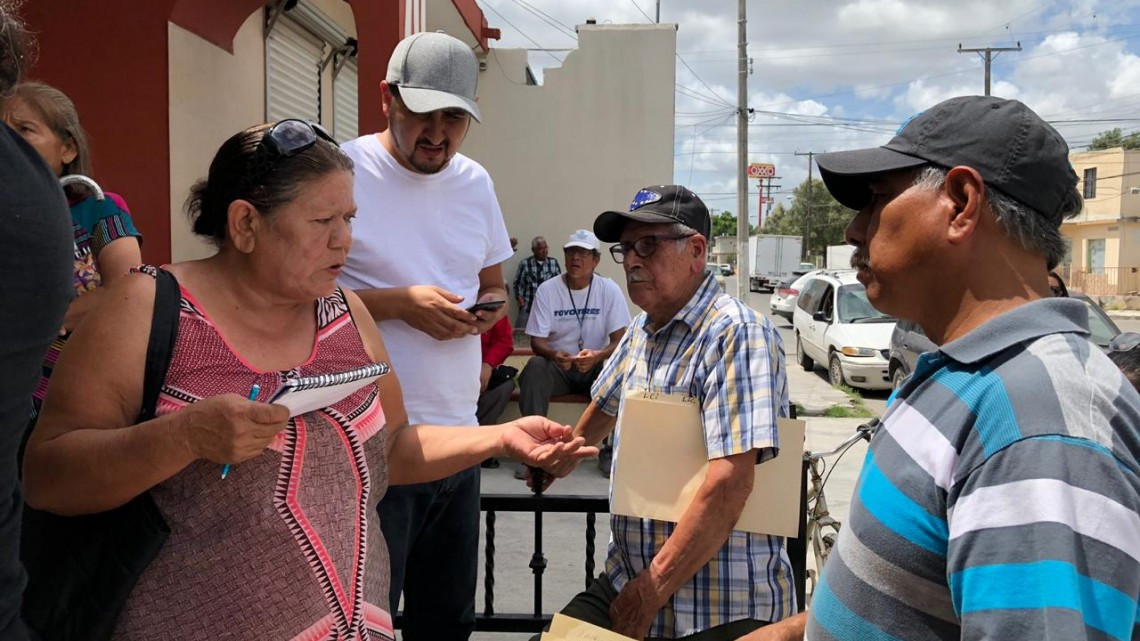 Protestan contra abogado, los defraudó hasta con 65 mil pesos ofreciendo aumentar su pensión del IMSS