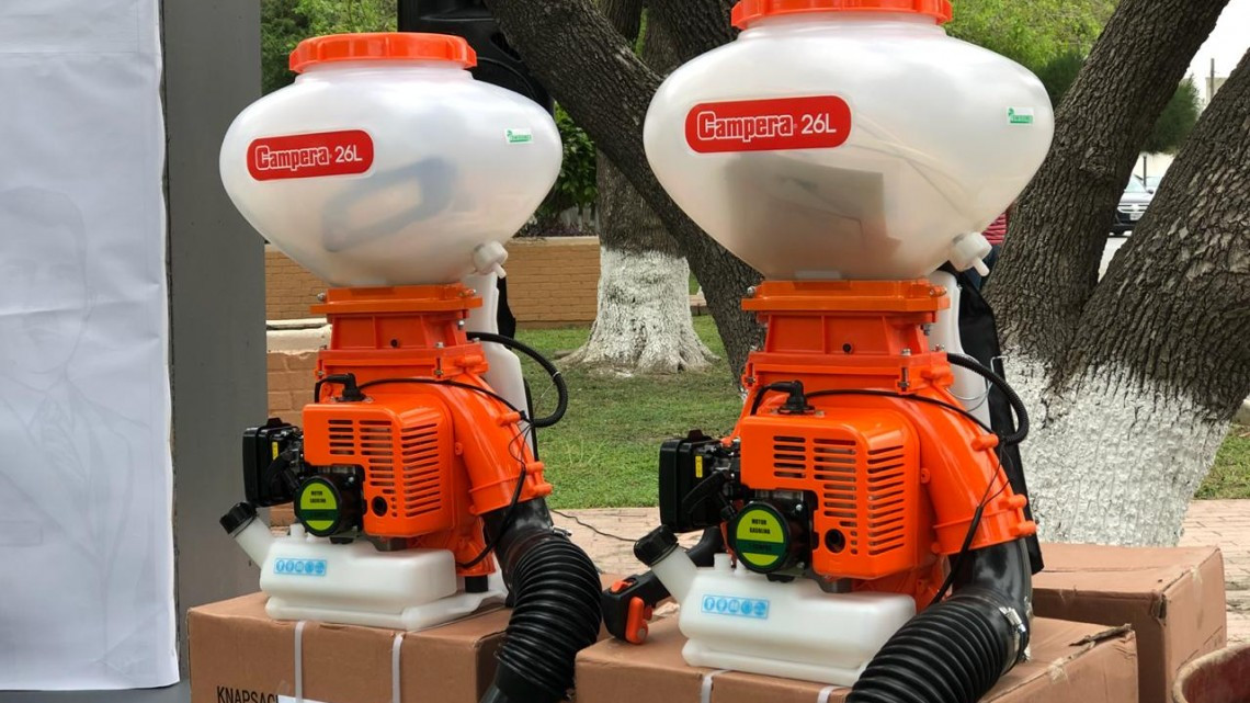 Entregan moto aspersoras a productores del campo