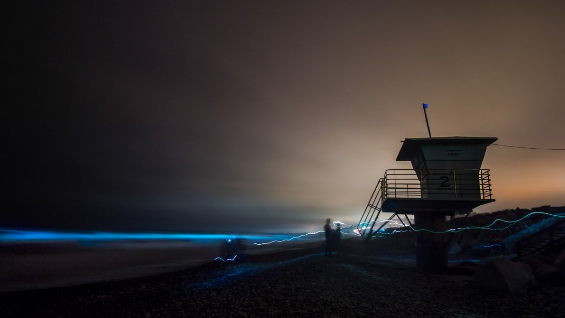 Las playas de San Diego se visten de azul-neón
