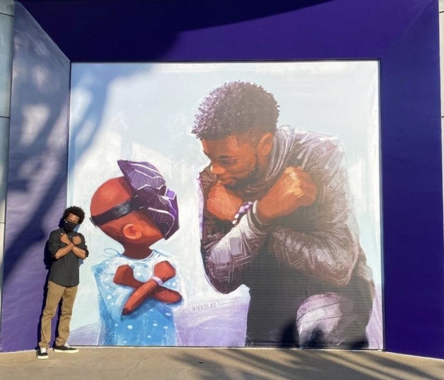 Chadwick Boseman es homenajeado con mural realizado por Disney 