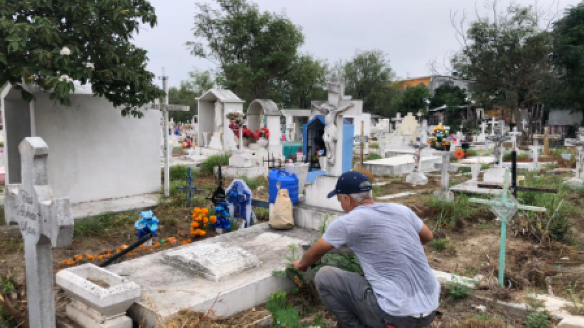Reviven familias panteones en Día de Muertos