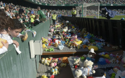 Llueven peluches en el estadio del Betis