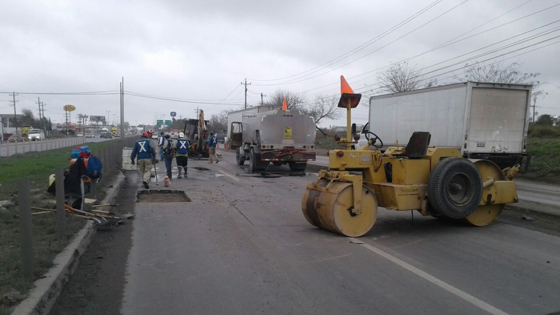 Reparan cuadrillas municipales carretera Reynosa-Río Bravo