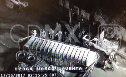 Vuelca tráiler en CDMX