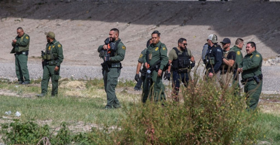 Elementos de la Patrulla Fronteriza dispersa a migrantes en Tx con proyectiles no letales