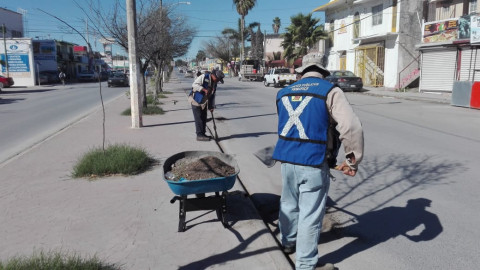 Rehabilitan carpeta asfáltica cuadrillas del Municipio