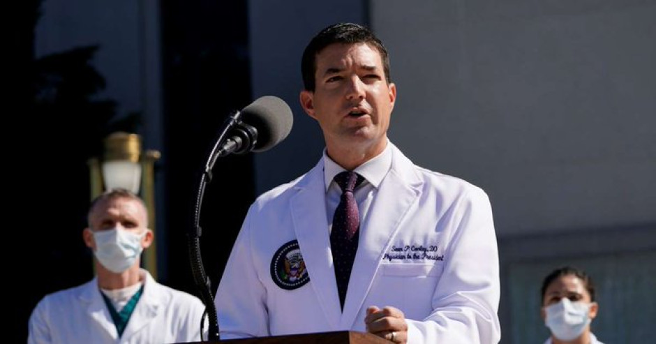 Reportan a Donald Trump sin fiebre y sin problemas para respirar