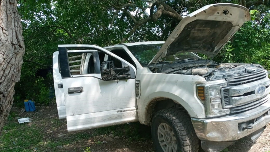Policía Estatal aseguró 24 paquetes de diferentes tamaños que contienen marihuana, además de confiscar dos camionetas