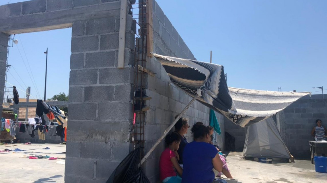 Albañilería, esperanza laboral para migrantes en Reynosa
