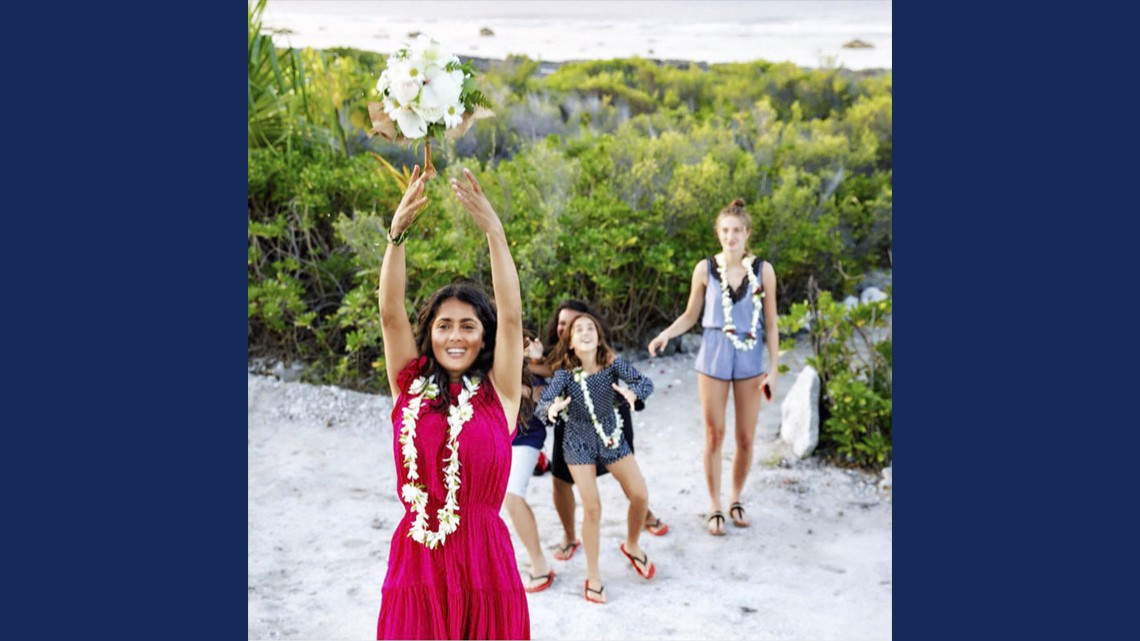 Salma Hayek va al spa y termina casándose