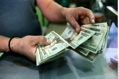Se vende el dólar en $17.75 en promedio en casas de cambio