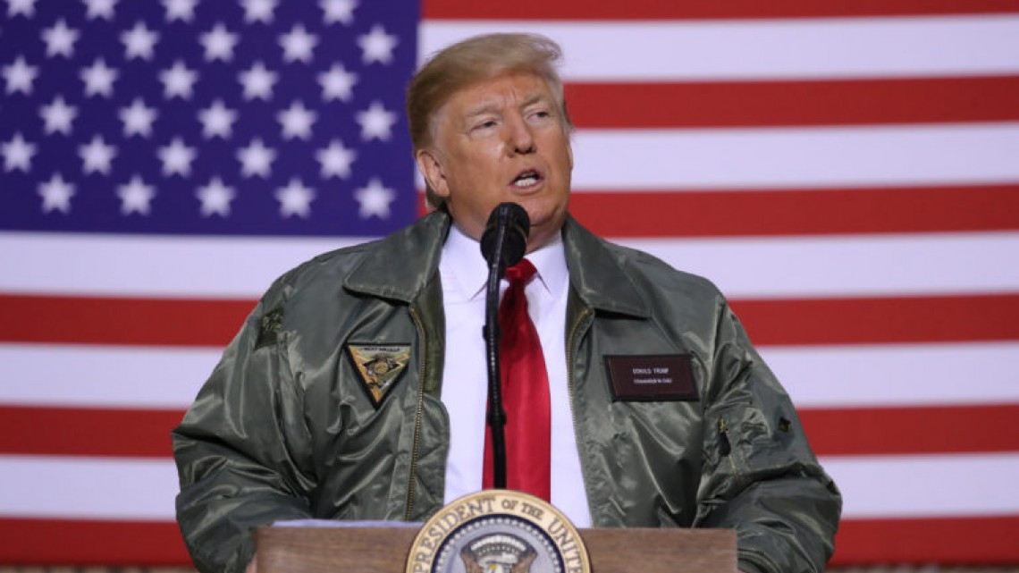 Trump realiza sorpresiva visita a soldados estadounidenses en Irak