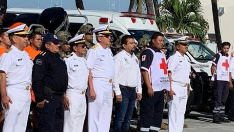 Funcionario en Campeche asiste a evento oficial con zapatos diferentes