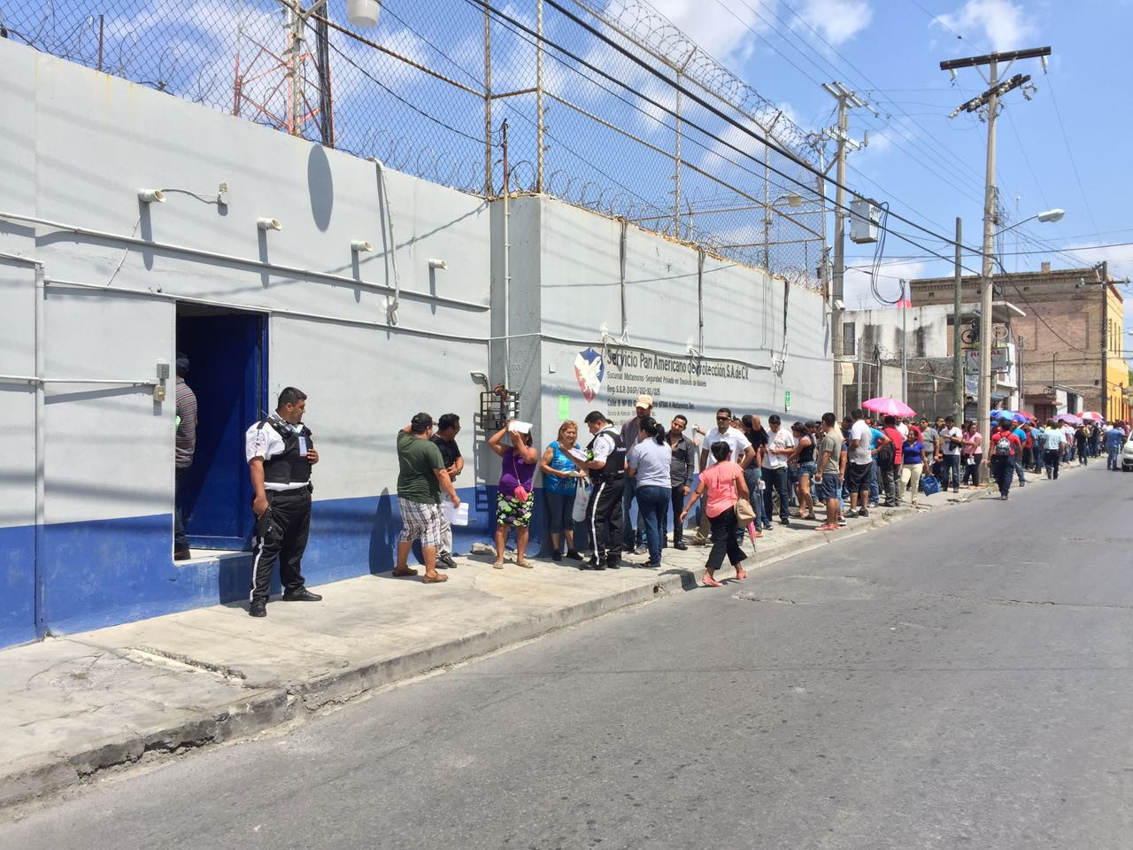 Esperan obreros largas horas para cobrar utilidades