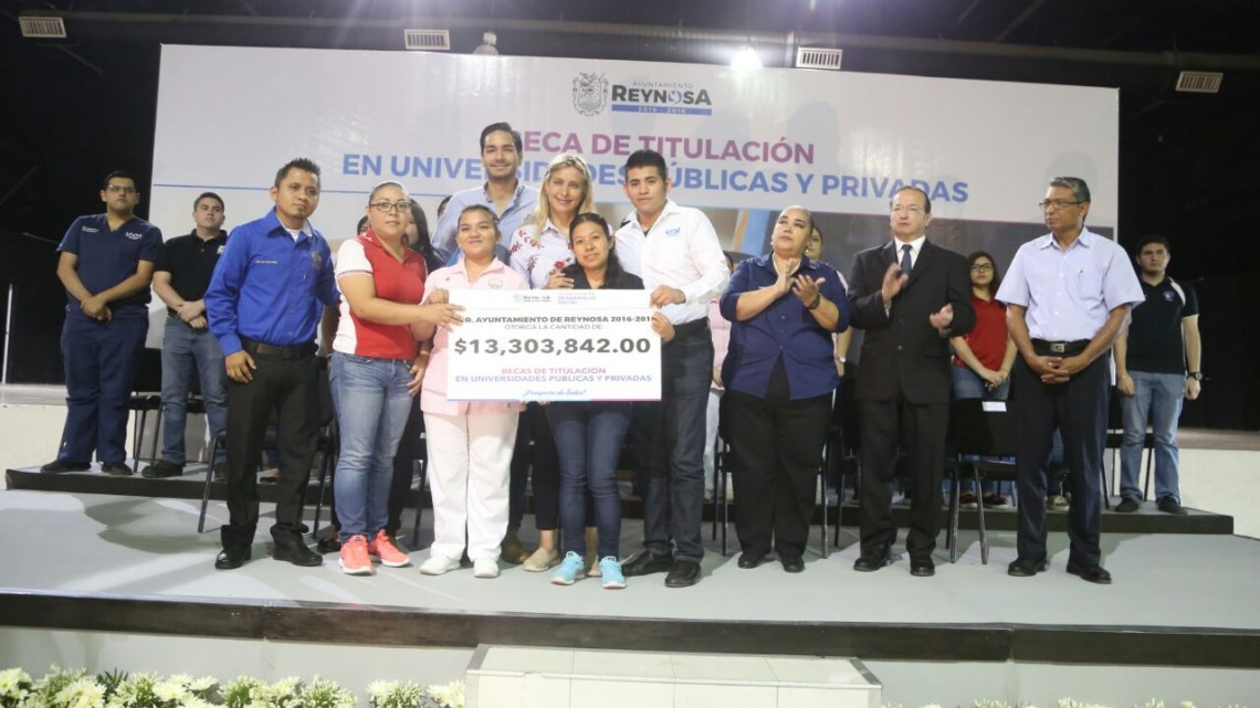 Entrega Maki Ortiz más de 13 MDP para titulación de universitarios