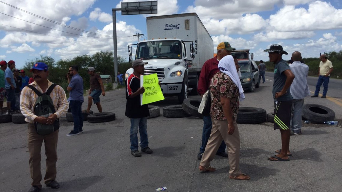 Bloquean pescadores carretera Matamoros-Victoria
