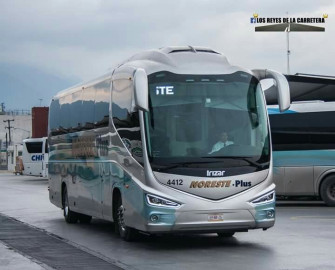 Autobús provoca choque múltiple en Jarachina Sur