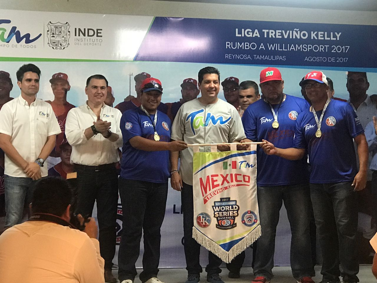 Cabeza de Vaca alienta a jugadores de la Treviño Kelly 