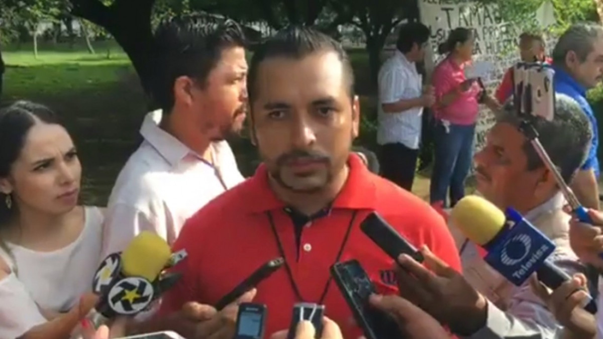 Maestros se manifiestan, exigen sus pagos