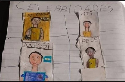Niño crea su propio álbum de la Copa del Mundo 