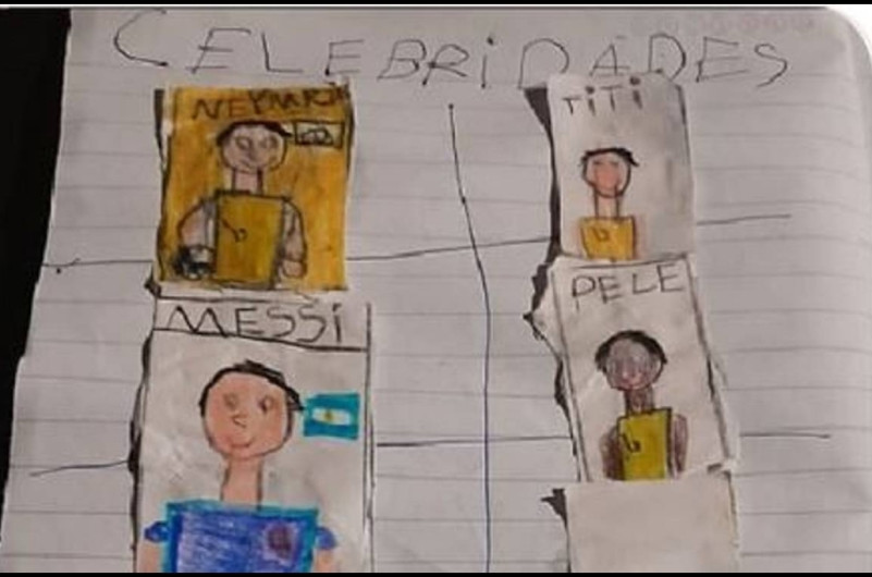 Niño crea su propio álbum de la Copa del Mundo 