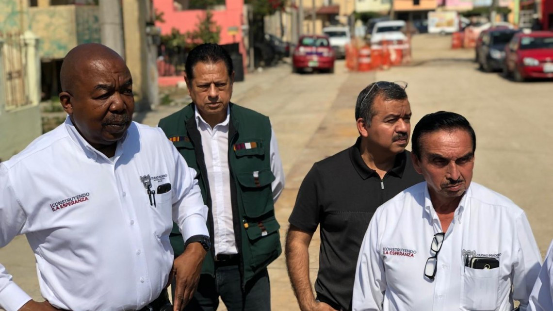 Vecinos del fraccionamiento Villas del mar bloquean accesos a trabajadores de la CFE