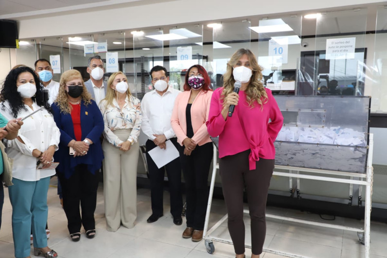 Premian a contribuyente cumplido con auto del año 