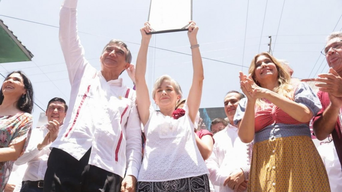 Presente Maki Ortiz en entrega de constancia de Américo Villarreal