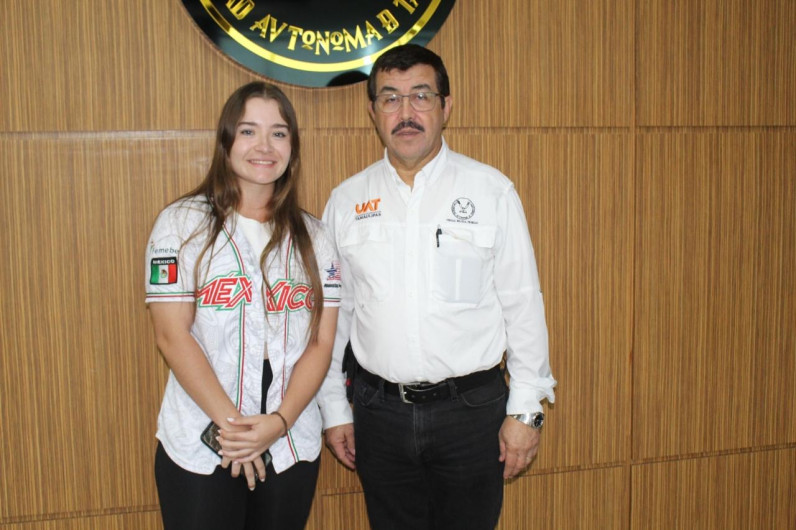 Felicita rector a Edith de Leija por sus éxitos en el béisbol internacional