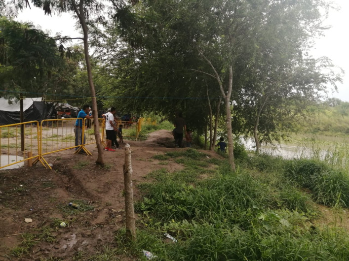 Migrantes suben sus casas de campaña metros mas arriba del caudal del Rio Bravo