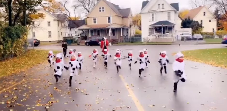 ¡Lo más adorable que verás en Halloween! Maestra se disfraza junto con sus alumnos