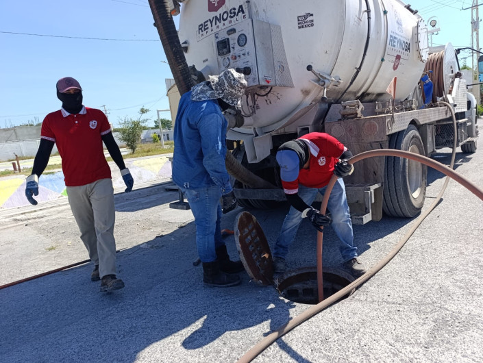 Sondeó COMAPA redes de drenaje en colonia La Cañada