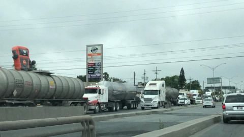 Continúan largas filas en el puente “Los Tomates”