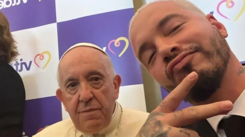 J Balvin y su divertido encuentro con el Papa Francisco