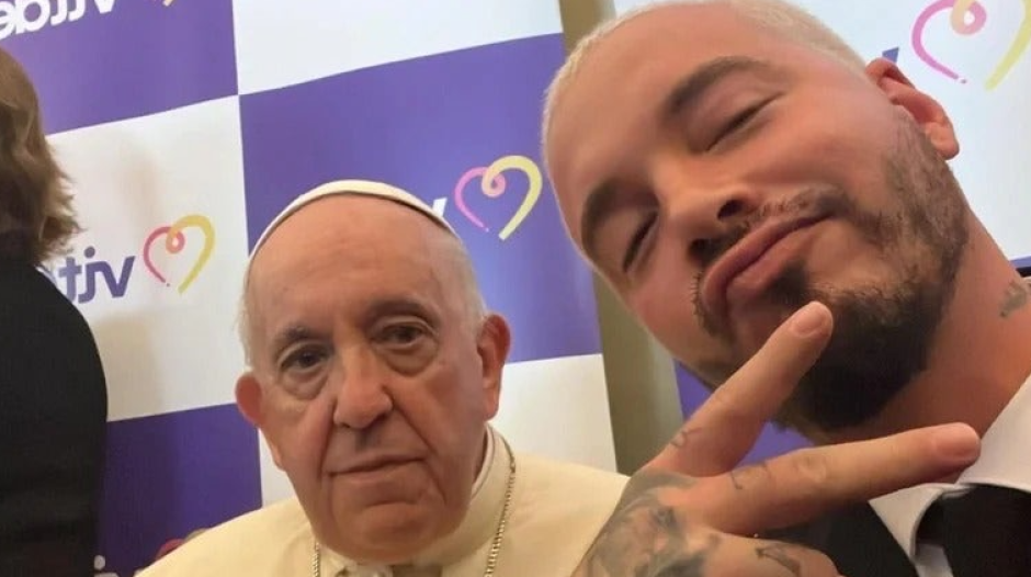J Balvin y su divertido encuentro con el Papa Francisco