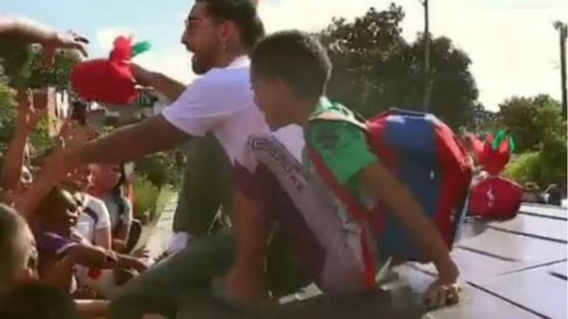 Maluma entrega regalos de Navidad a niños en Colombia 