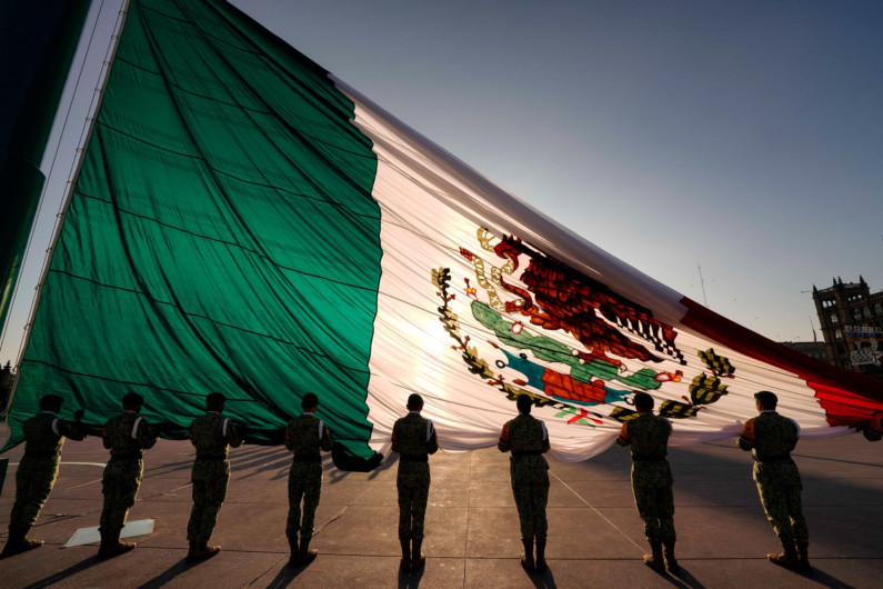 La bandera estará izada en el Zócalo durante marcha ‘Marea rosa’: AMLO